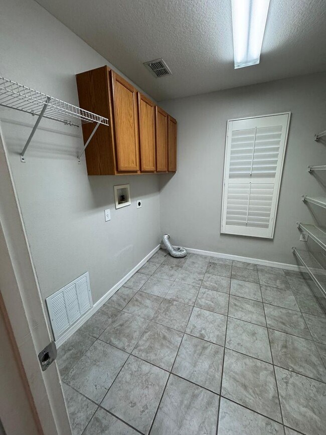 Building Photo - Avalon Park: 3 Bedroom, 2.5 Bath, 2 Car Garage Townhome