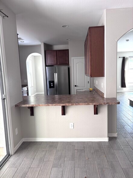 Building Photo - 947 S Utilis Dr