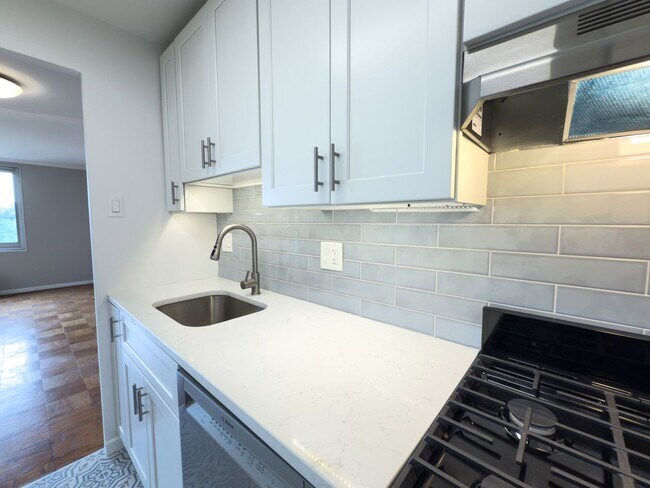 Building Photo - New Price 1,575. Sunny Top Floor Junior On...