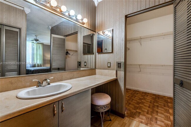 Building Photo - 19601 E Country Club Dr