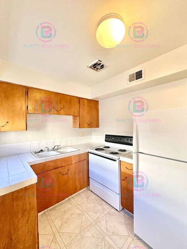 Building Photo - Delightful One-Bedroom + Office Near Idlew...