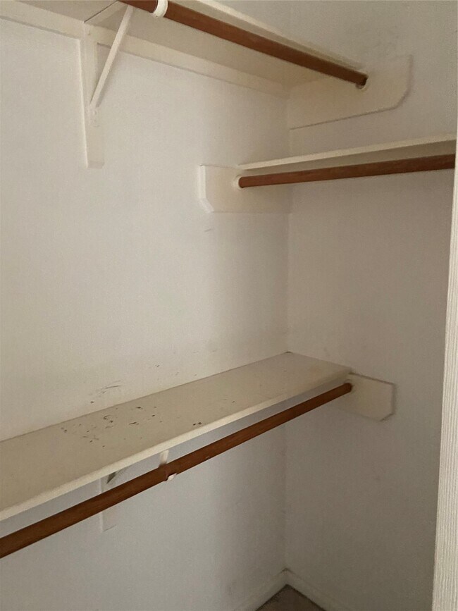 Building Photo - 1930 Shady Oaks Ct