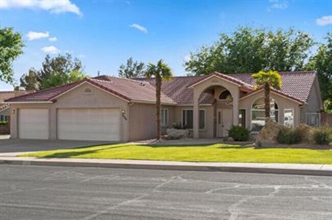Building Photo - Bloomington Beauty!  6 month lease