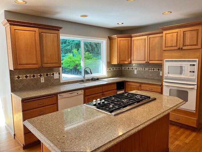 Building Photo - STUNNING CUSTOM HOME! IN STEILACOOM- MINUT...