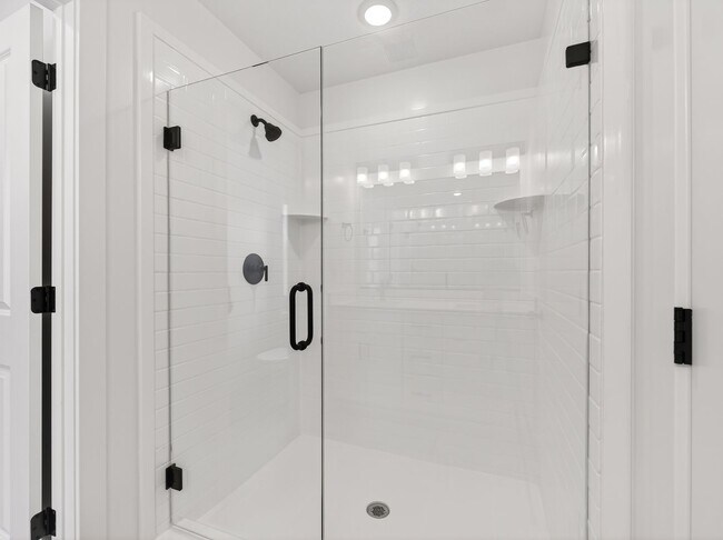 Building Photo - 3 Bed / 3.5 Bath Townhome in Mapleton – Modern, Spacious & Well-Located