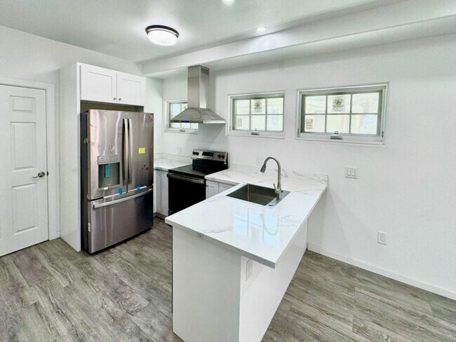 Building Photo - 931 W 23rd St