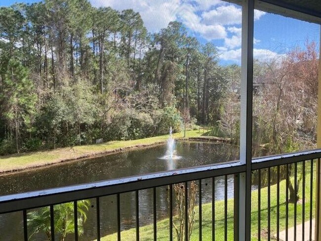 Building Photo - 2/2 Condo with Pond View