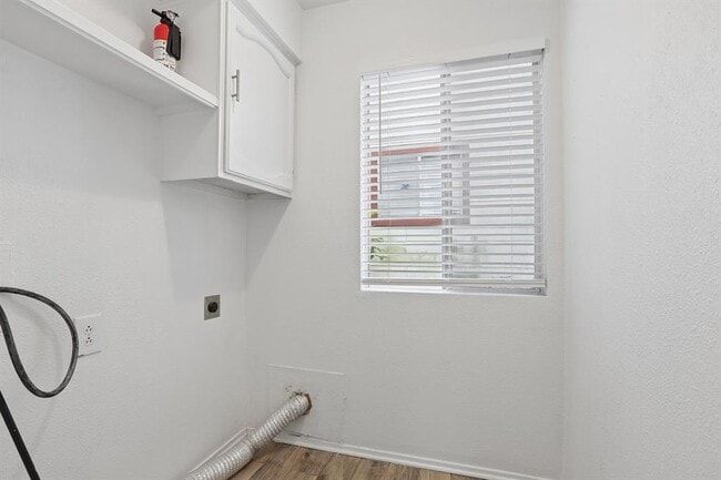 Building Photo - 6803 Woodhue Dr