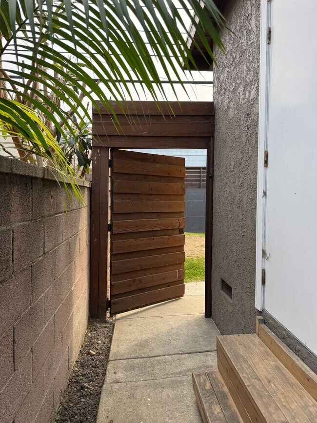 Building Photo - Stunning 2 Bedroom and 2 Bathroom Back House Available Now!