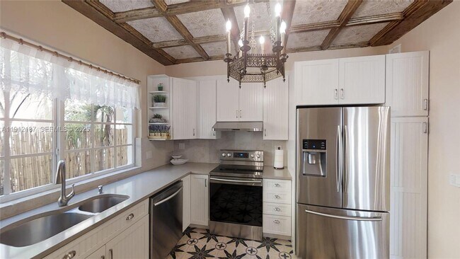 Building Photo - 327 Menores Ave