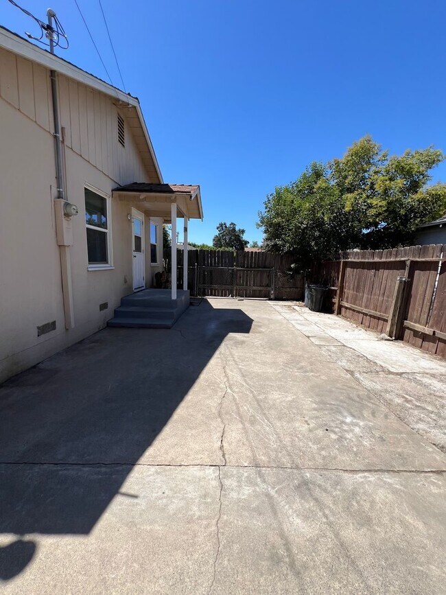 Building Photo - Fully remodeled 2 bedrooms and 1 bathroom, single-story home in Visalia, CA!