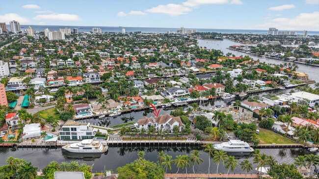 Building Photo - 400 Mola Ave