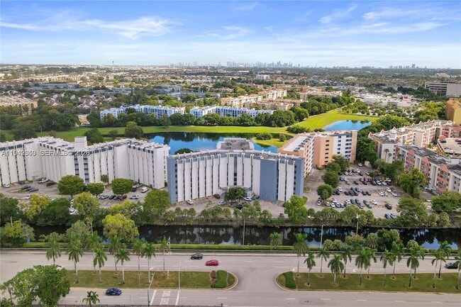 Building Photo - 9686 Fontainebleau Blvd