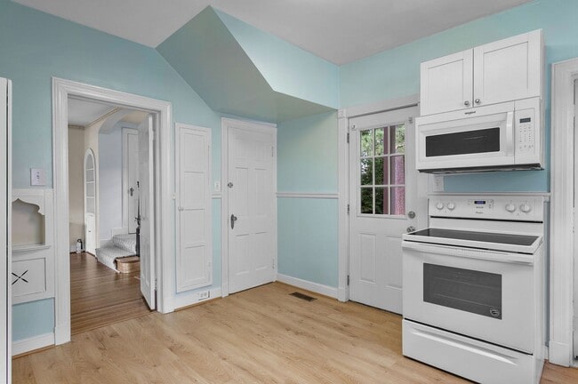 Building Photo - BEAUTIFUL COLONIAL HOME ON LIBBIE AVENUE B...