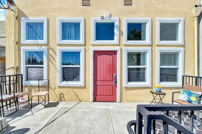 Building Photo - 528 Main St