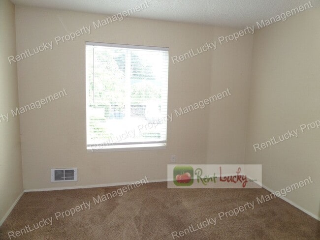 Building Photo - Wonderful 2-Bedroom Top Floor Condo in Renton - Great Location!