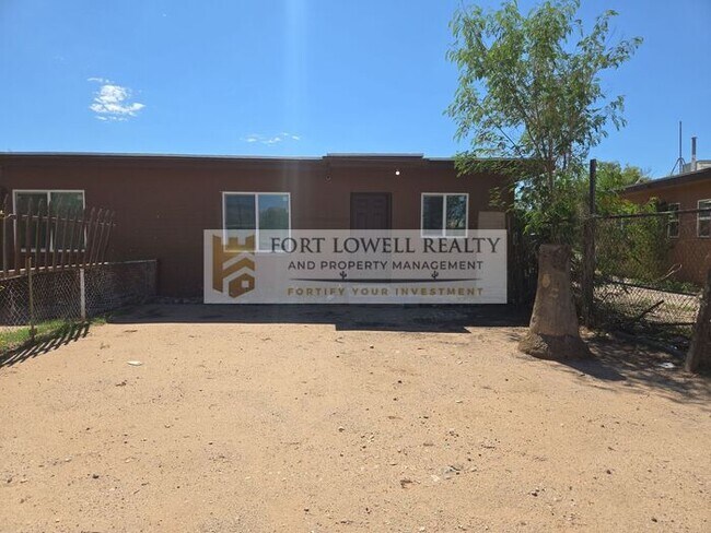 Building Photo - Modern 1 Bed / 1 Bath Apartment with Private Yard!