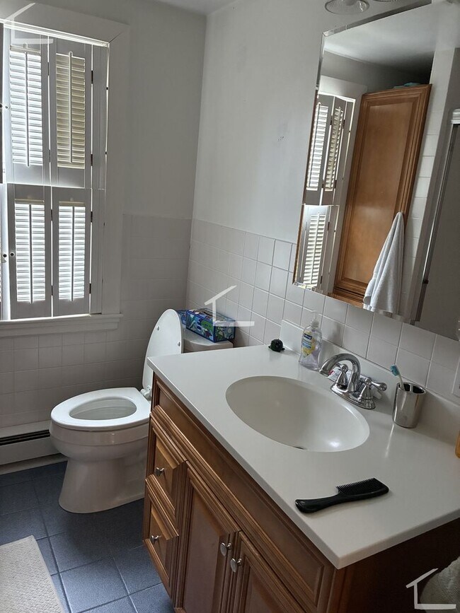 Building Photo - Rent a House in Newton 4bed/2.5 Bath - Parking included!