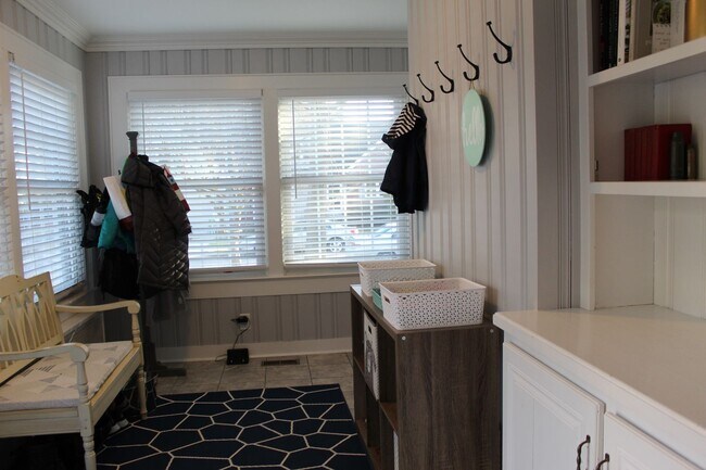 Building Photo - LARCHMONT