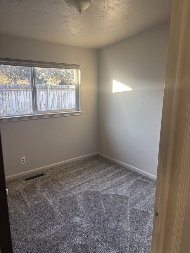 Building Photo - 964 Stokes Ave