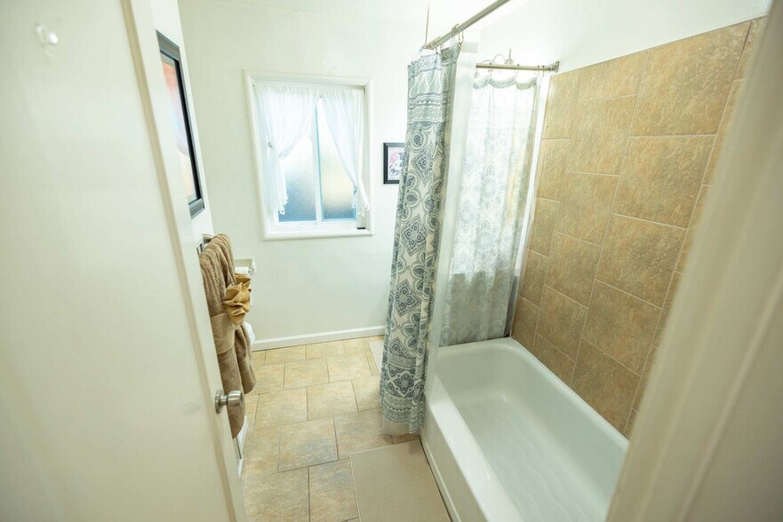 Building Photo - 16018 Windsor Dr