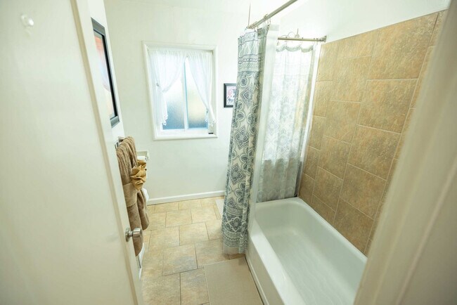 Building Photo - 16018 Windsor Dr