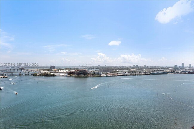 Building Photo - 465 Brickell Ave