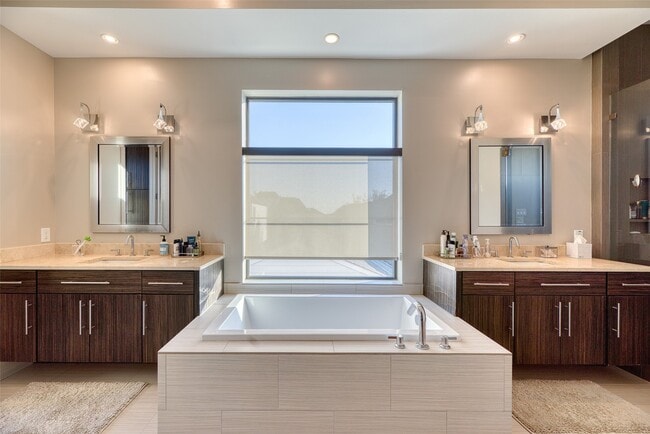 Building Photo - 5521 Kiam St