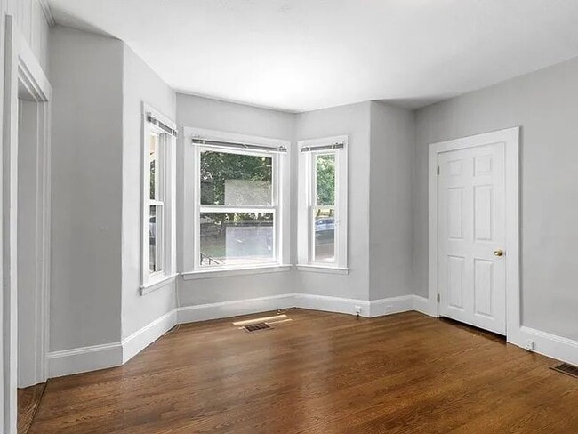 Building Photo - Available April 15th! Spacious 3 BED 1 BATH in Quiet Weymouth neighborhood.