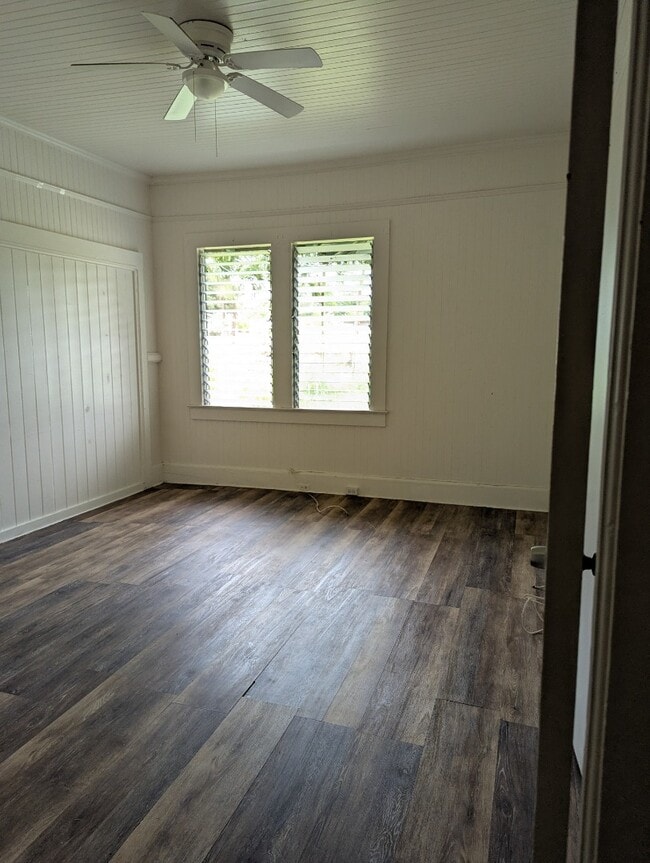 Building Photo - 2 Bed 1 Bath Apartment with one parking.  Tenant pay all utilities.