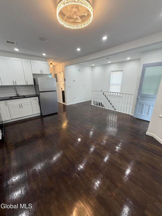 Building Photo - 885 Yorkston St