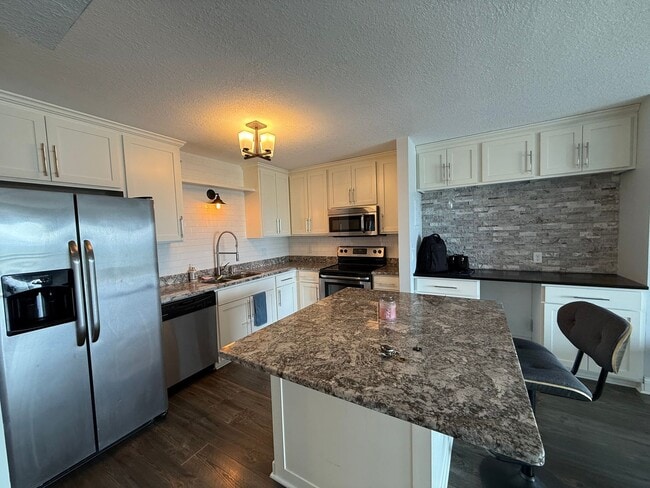 Primary Photo - Modern 1 Bedroom Apartment With Stunning C...