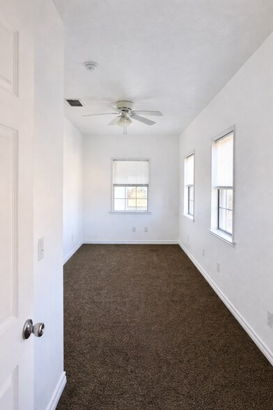 Building Photo - 10940 Helms Trl