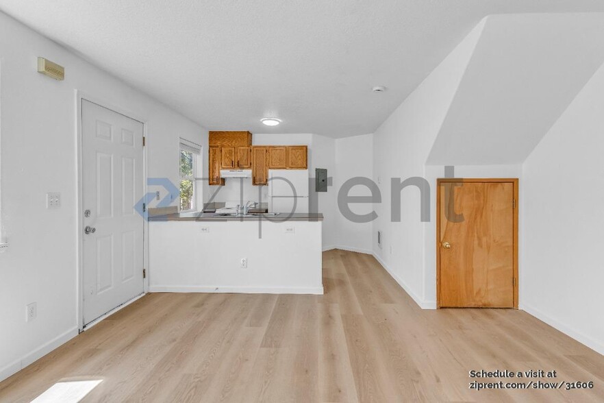 Building Photo - 1526 NE 68th Ave