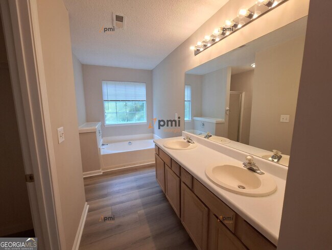 Building Photo - 8170 Autumn Green Dr