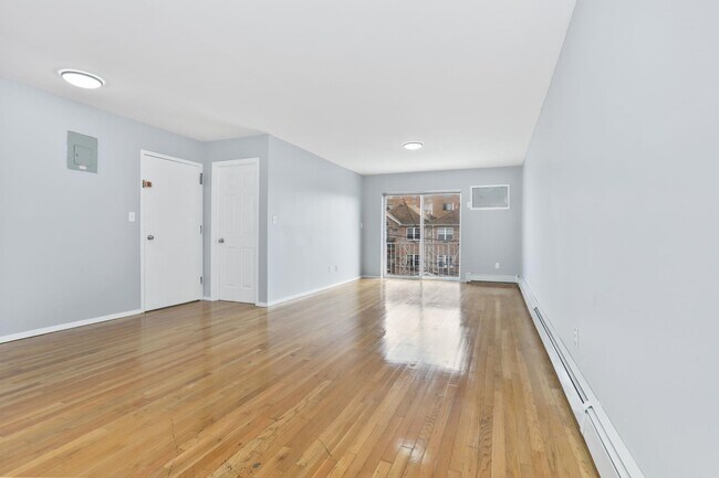 Building Photo - 639 E 226th St