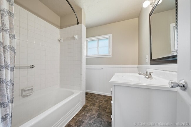 Building Photo - 805 S Cedar St