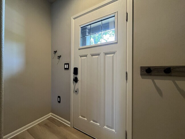 Building Photo - Distinctive 3-Story Tigard Townhouse with Stainless Steel Kitchen, Vaulted Ceilings & Attached 2-...