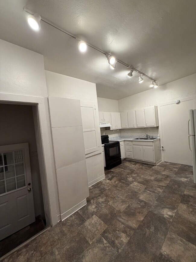 Building Photo - 2 Bed 1 Bath Unit Close to Main Street. All Utilities Included
