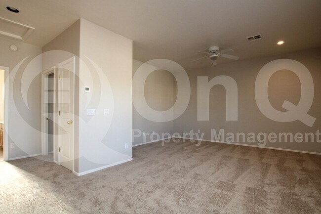 Building Photo - 2039 W Olive Way