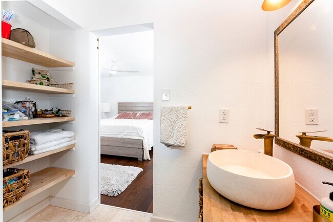 Building Photo - Extravagant 5 Star Vacation Home - Your Private Retreat in Hill Country, Wimberley Texas