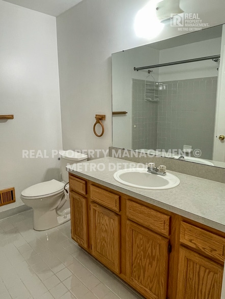 Building Photo - 5560 Seabreeze Ln