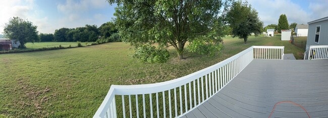 Building Photo - Charming 3 bed 2 bath on 1 acre lot