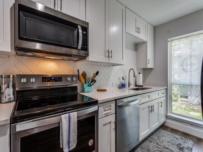 Building Photo - 3806 Southway Dr