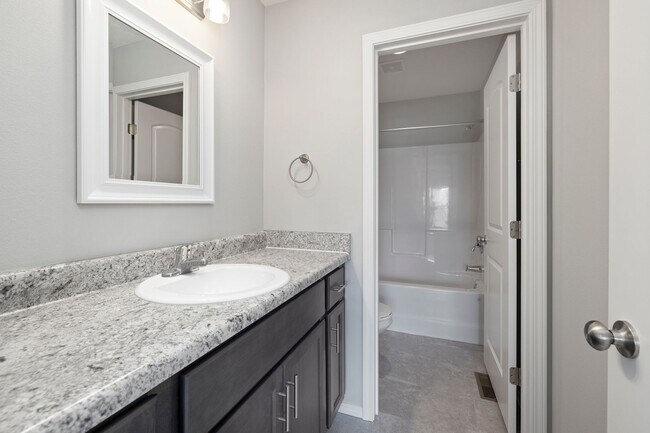 Building Photo - Republic Duplex for rent- with fence!