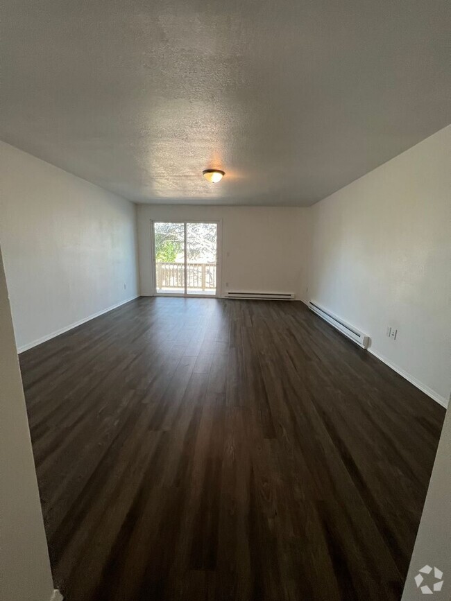 Building Photo - Newly Renovated - 2 Bedroom, 1 Bathroom - ...