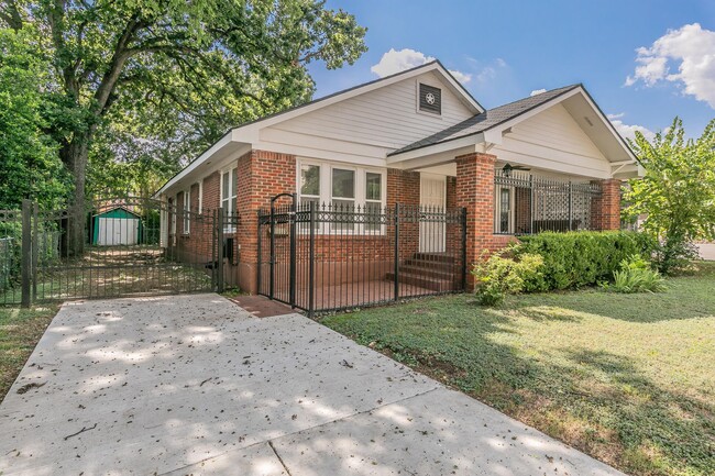 Building Photo - Awesome Cottage on Montgomery!