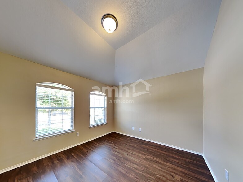 Building Photo - 1117 Luckenbach Dr