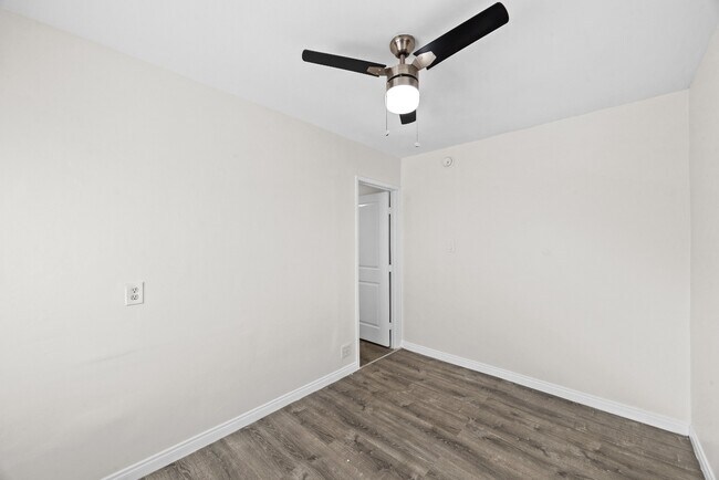 Building Photo - BRIGHT & SPACIOUS | 1 BED 1 BATH | FULL KITCHEN & PARKING INCLUDED