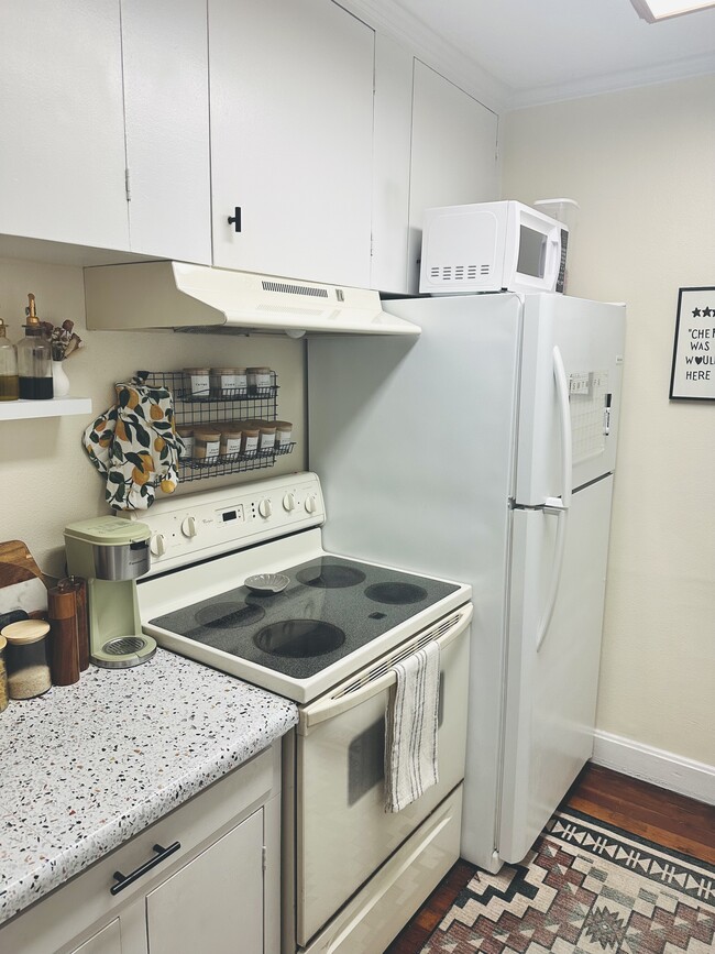 Kitchen - pic from previous tenant - 826 N Thornton Ave